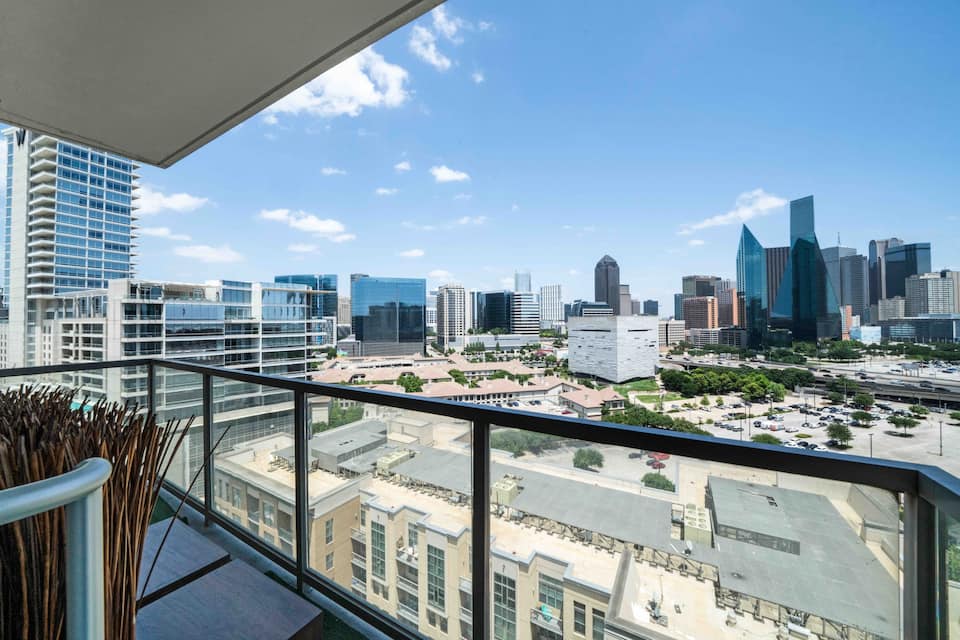 5 Amazing Airbnbs near American Airlines Center Dallas | Mavericks ...